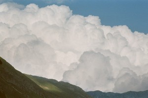 Heuschnitter unter Wolken - Fotoblatt