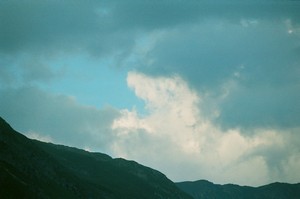 Heuschnitter unter Wolken - Fotoblatt